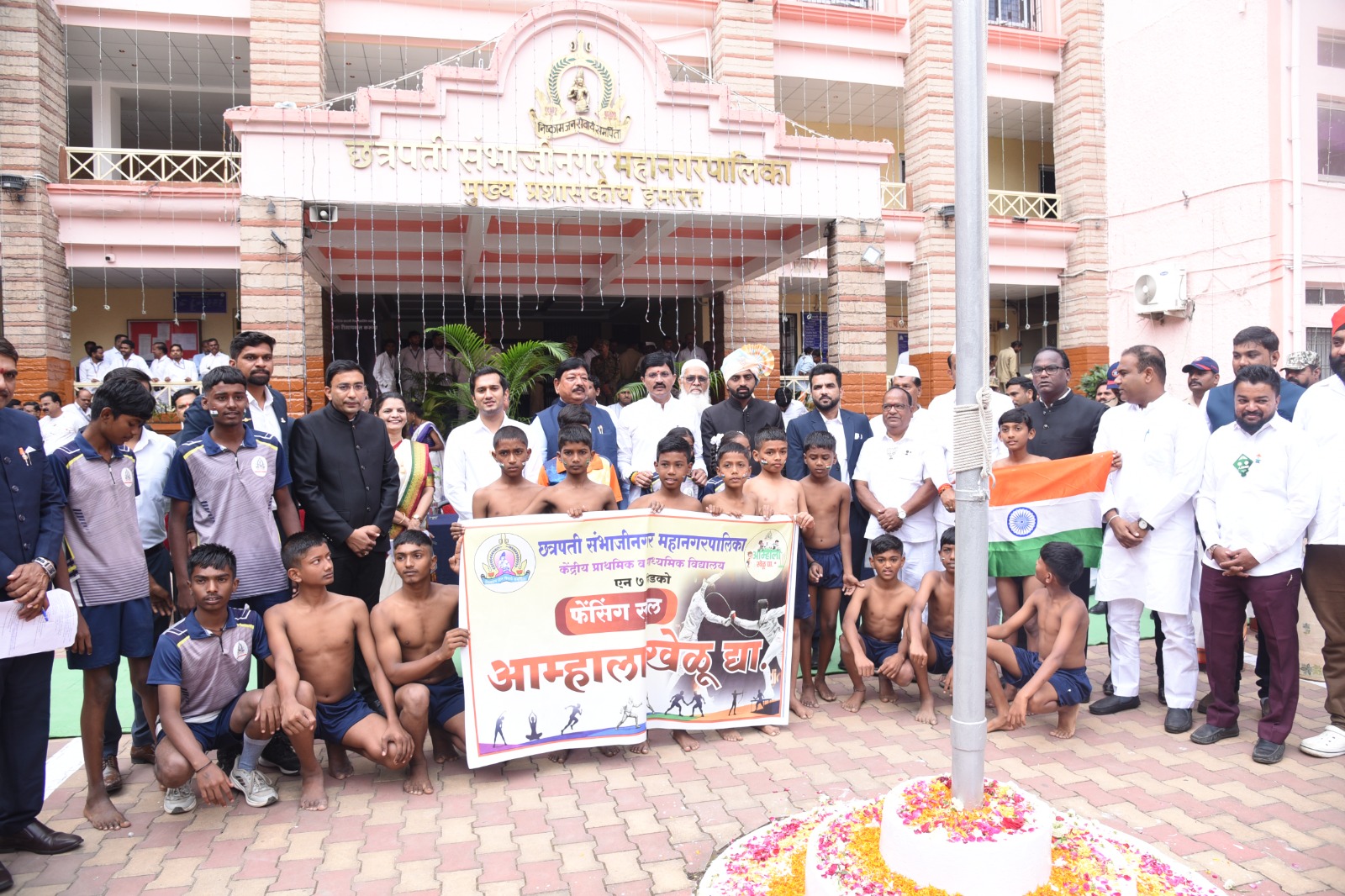 मनपा विद्यार्थ्यांचे शिवकालीन युद्धकला व मल्लखांबचे शानदार प्रात्यक्षिक