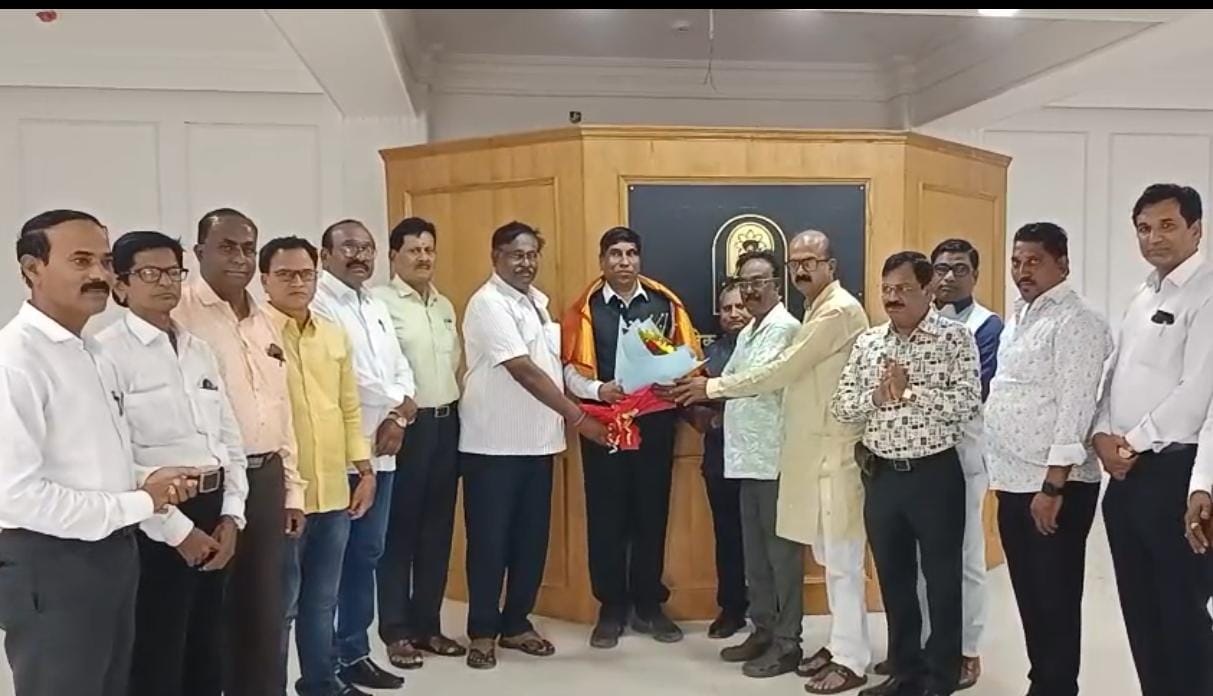 Solapur Cricket Association Honors Vice-Chancellor Dr. Prakash Mahanvar