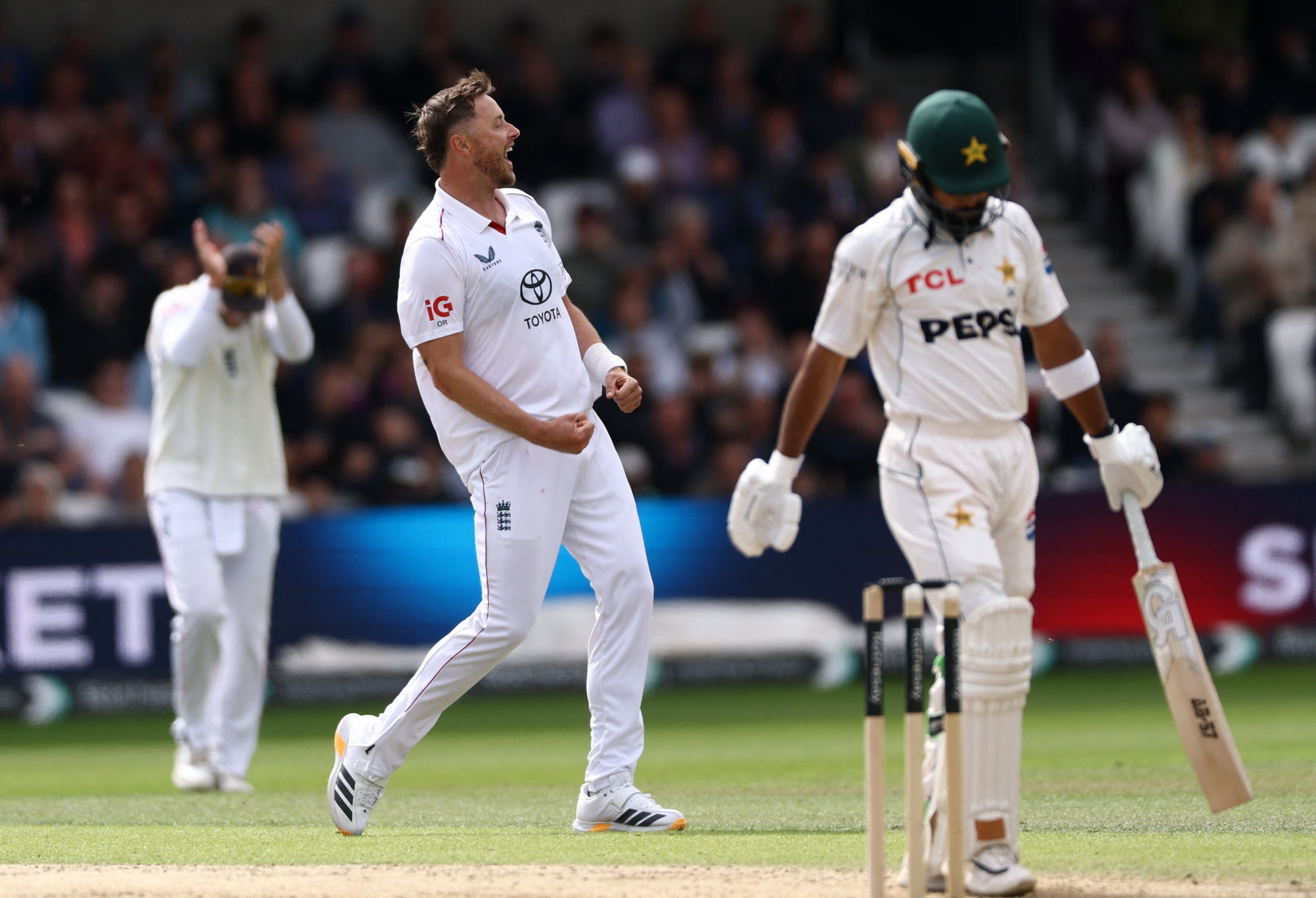 Pakistan Suffers Humiliating Defeat in Headingley Test