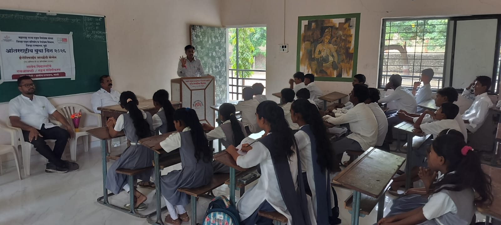 नूतन माध्यमिक विद्यालय मालपूर येथे विद्यार्थ्यांना एचआयव्ही-एड्सबाबत समुपदेशन