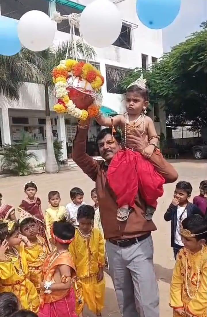 विस्डम इंग्लिश स्कूल अँड ज्युनिअर कॉलेजमध्ये दहीहंडी महोत्सव उत्साहात साजरा
