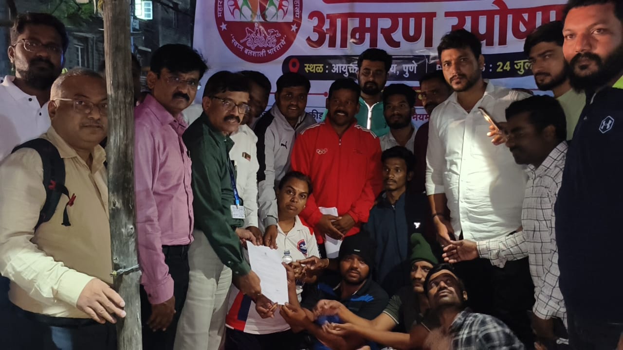 शिक्षण संचालकांच्या आश्वासनानंतर आमरण उपोषण मागे