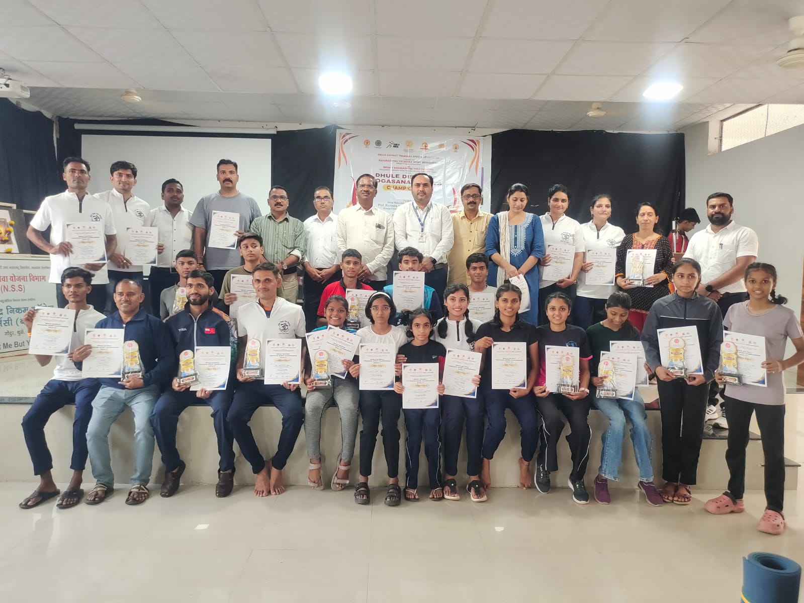 धुळे येथे योगासन स्पर्धेतील विजेत्यांचा गौरव