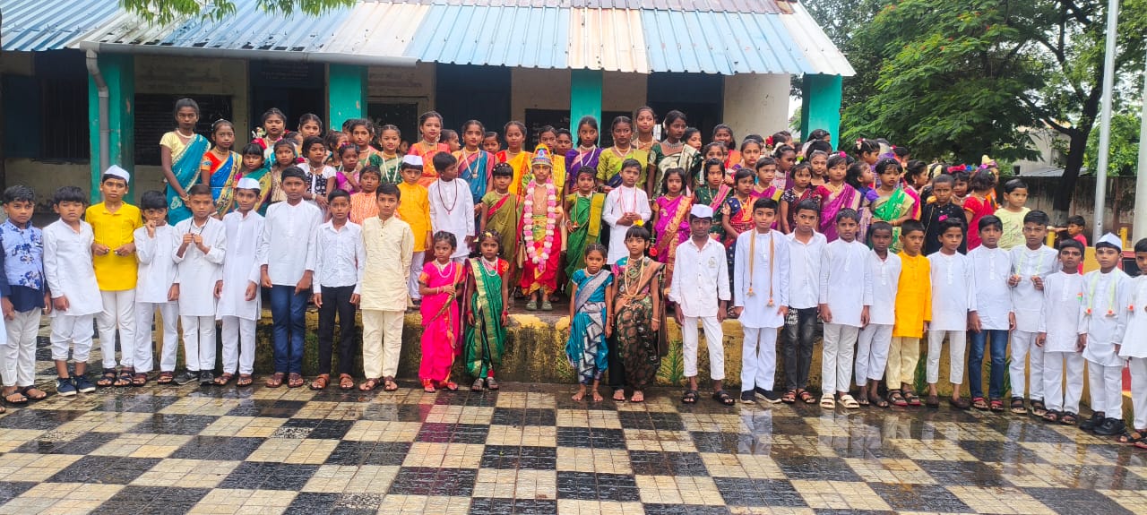 पावसाच्या सरींमध्ये विठ्ठलनामाचा अखंड जयघोष