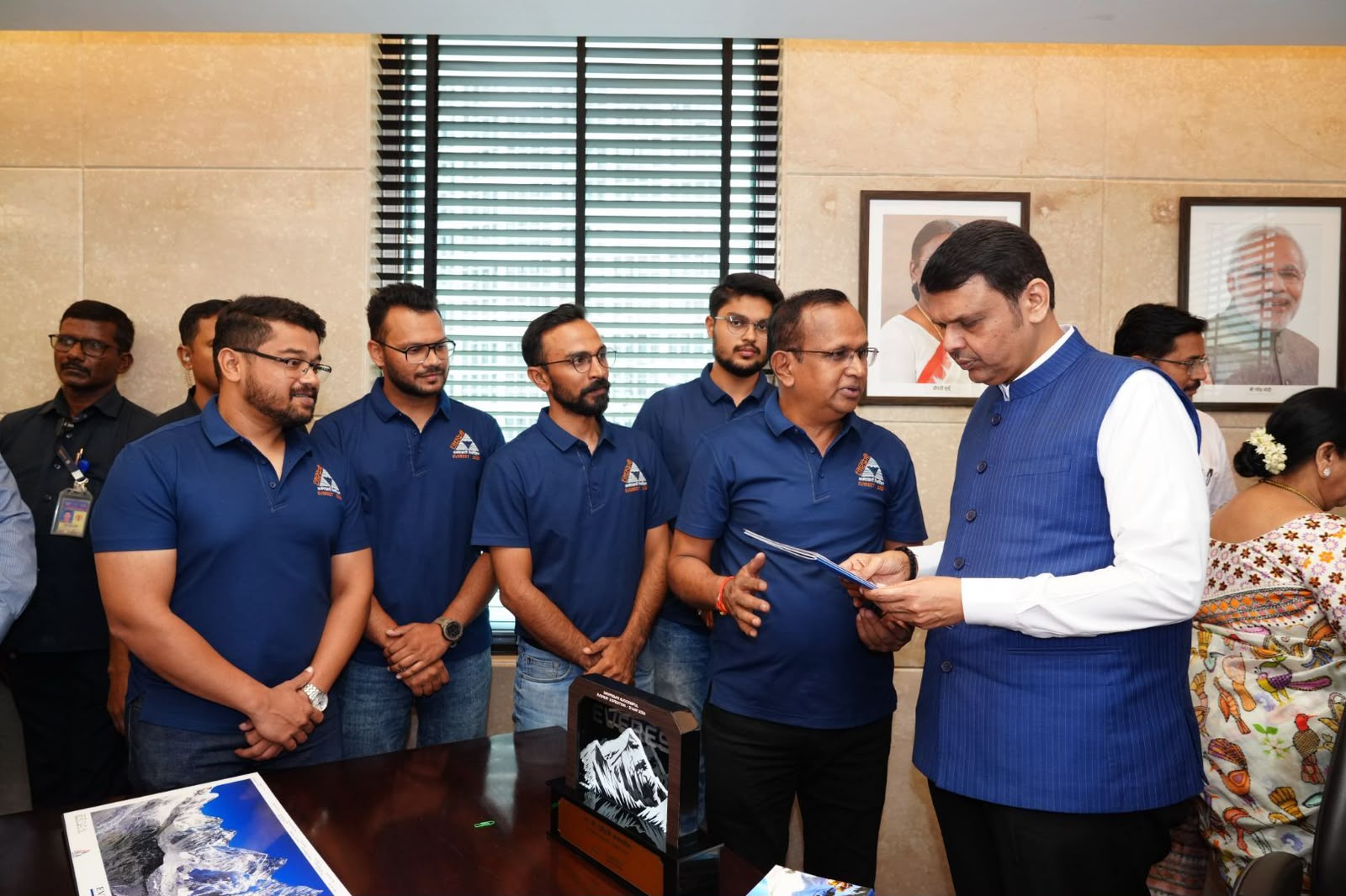 Chief Minister Devendra Fadnavis Extends Special Praise to 'Giripremi's' Everest Heroes