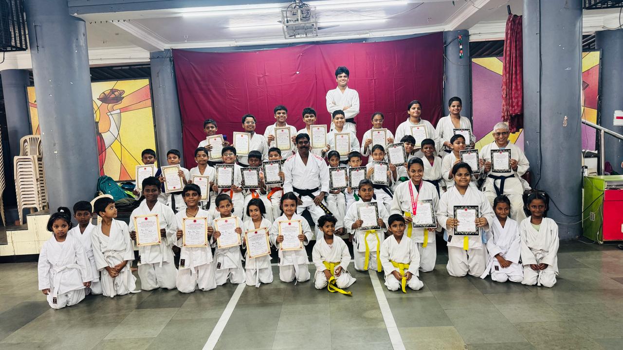 इंडियन मार्शल आर्ट्स अँड स्पोर्ट्स अकॅडमीतर्फे कराटे बेल्ट व प्रमाणपत्राचे