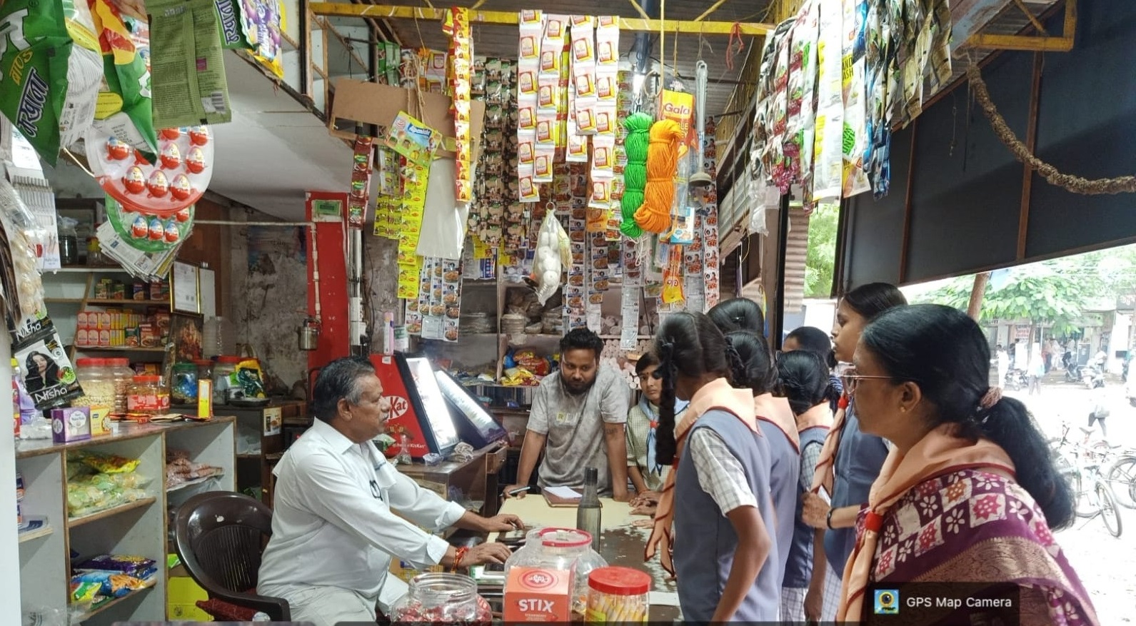 अनुभूति स्कूलतर्फे 'प्लास्टिकमुक्त बाजारपेठ' जनजागृती अभियान