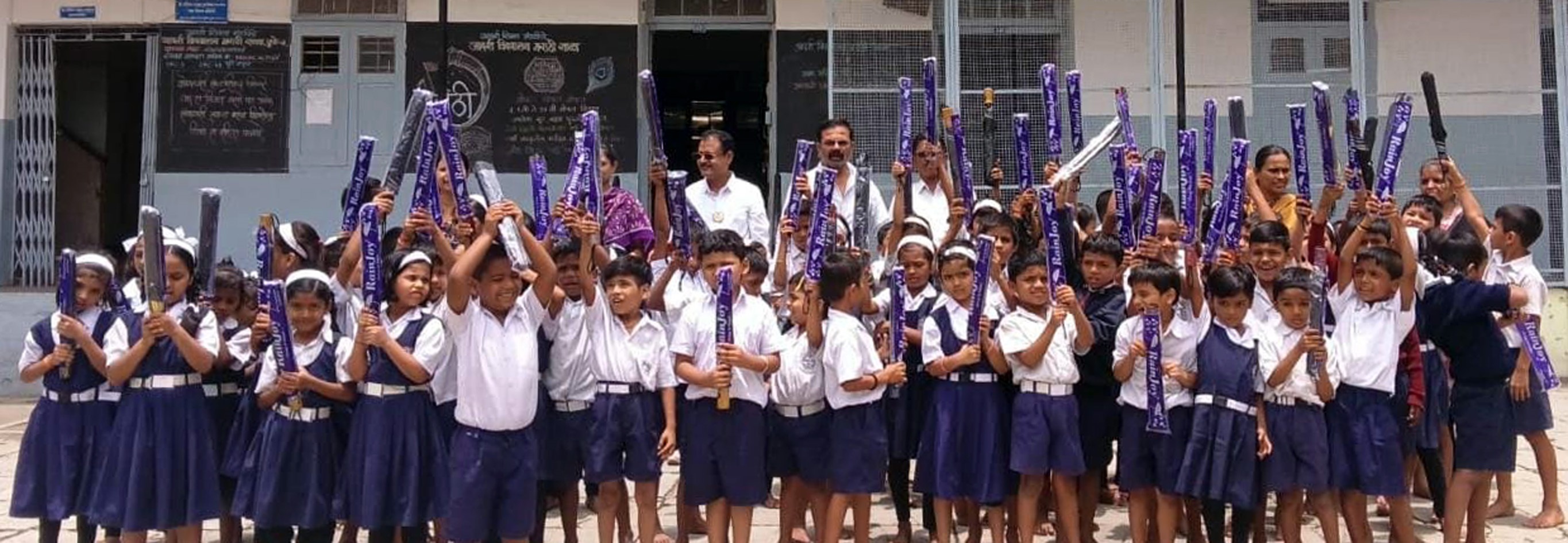 पुण्यात 'आदर्श विद्यालय' येथे विद्यार्थ्यांना छत्र्यांचे वाटप