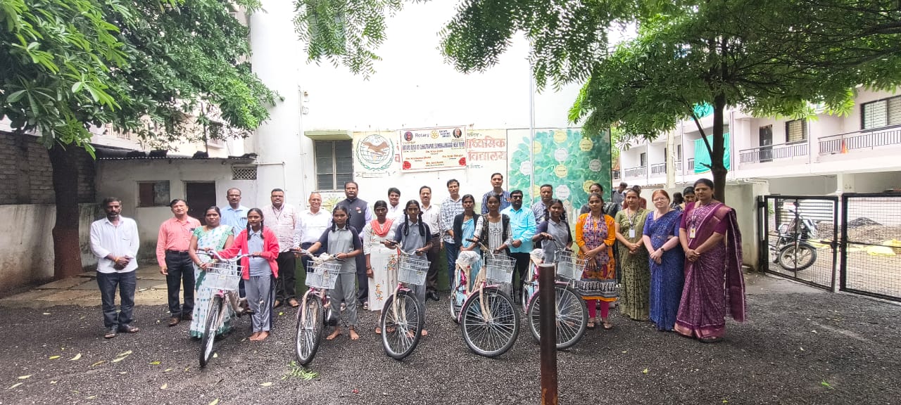 ज्ञानेश्वरांच्या ज्ञानधारा विद्यालयात रोटरी क्लबकडून सायकलींचे वाटप