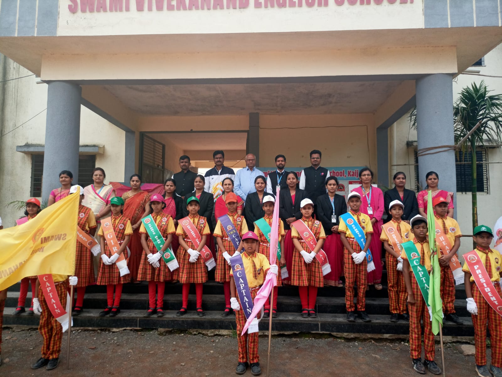 स्वामी विवेकानंद इंग्लिश स्कूलमध्ये विद्यार्थी मंत्रिमंडळाचा शपथविधी सोहळा उत्साहात संपन्न