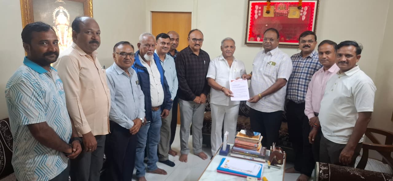 माध्यमिकला 'बायफोकल' आणि प्राथमिकला केंद्र स्तरावर क्रीडा शिक्षक भरा