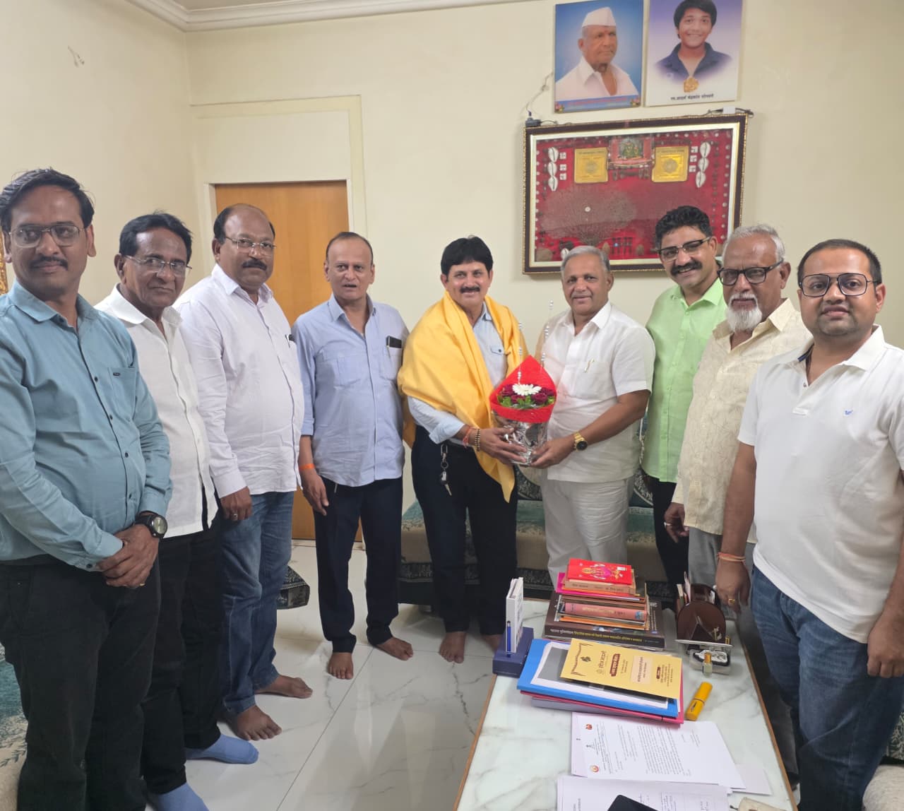 उत्तर महाराष्ट्र विद्यापीठाचे क्रीडा संचालक डॉ. दिनेश पाटील यांचा उत्कृष्ट अधिकारी पुरस्काराने सन्मान
