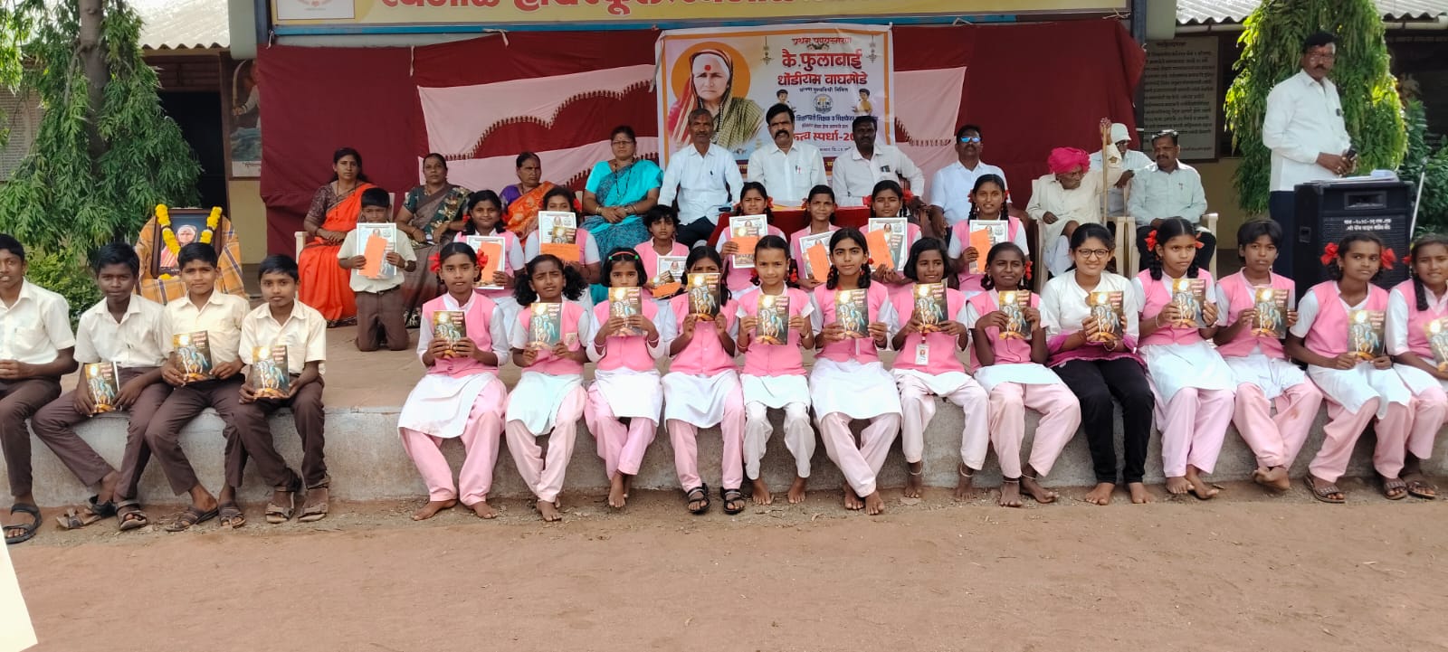 रेवनाळमध्ये वक्तृत्व स्पर्धा व क्रीडा साहित्य वाटप