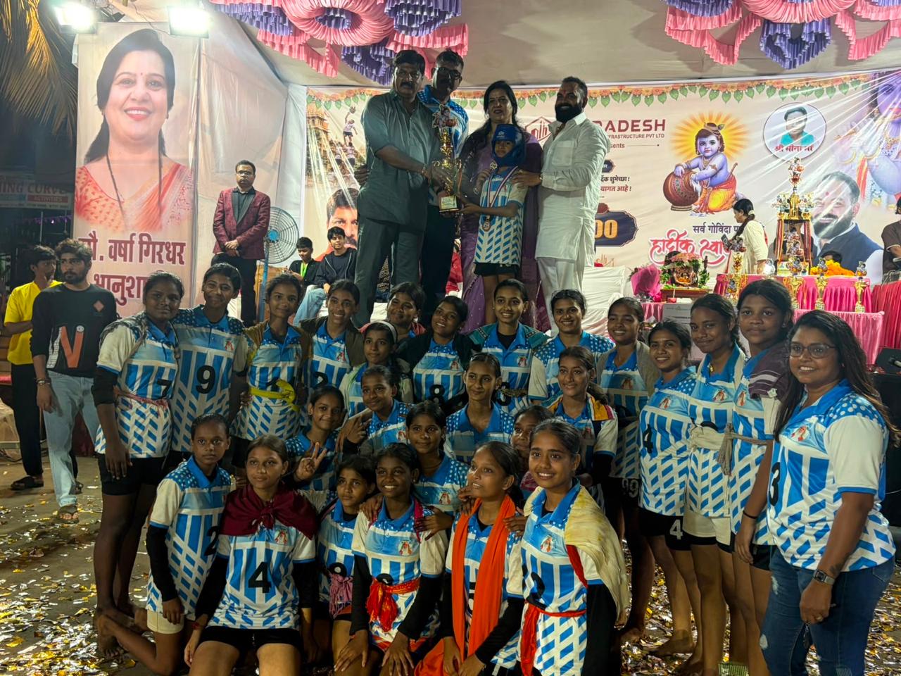 बालयोगी सदानंद बाबा कबड्डी संघाच्या मुलींचा दहीहंडीत थरार