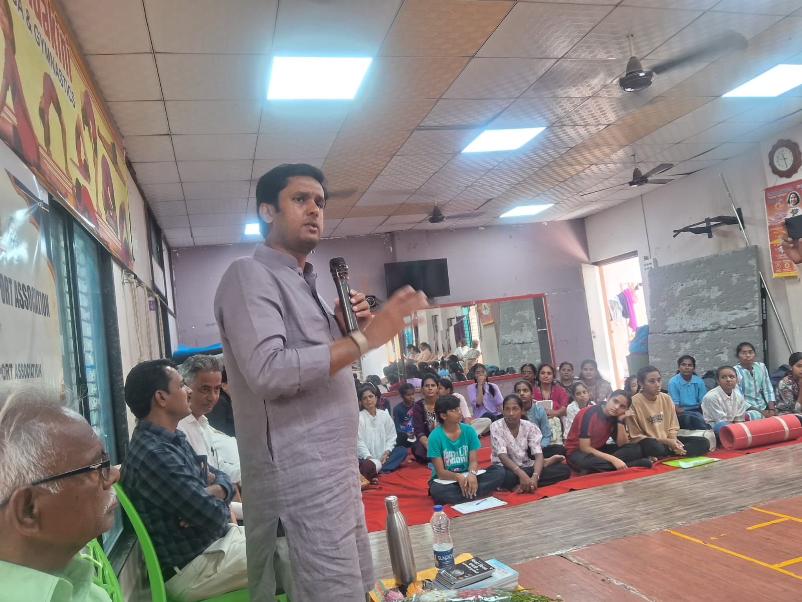 निरोगी जीवनासाठी योगासने आवश्यक - अक्षय मुंदडा