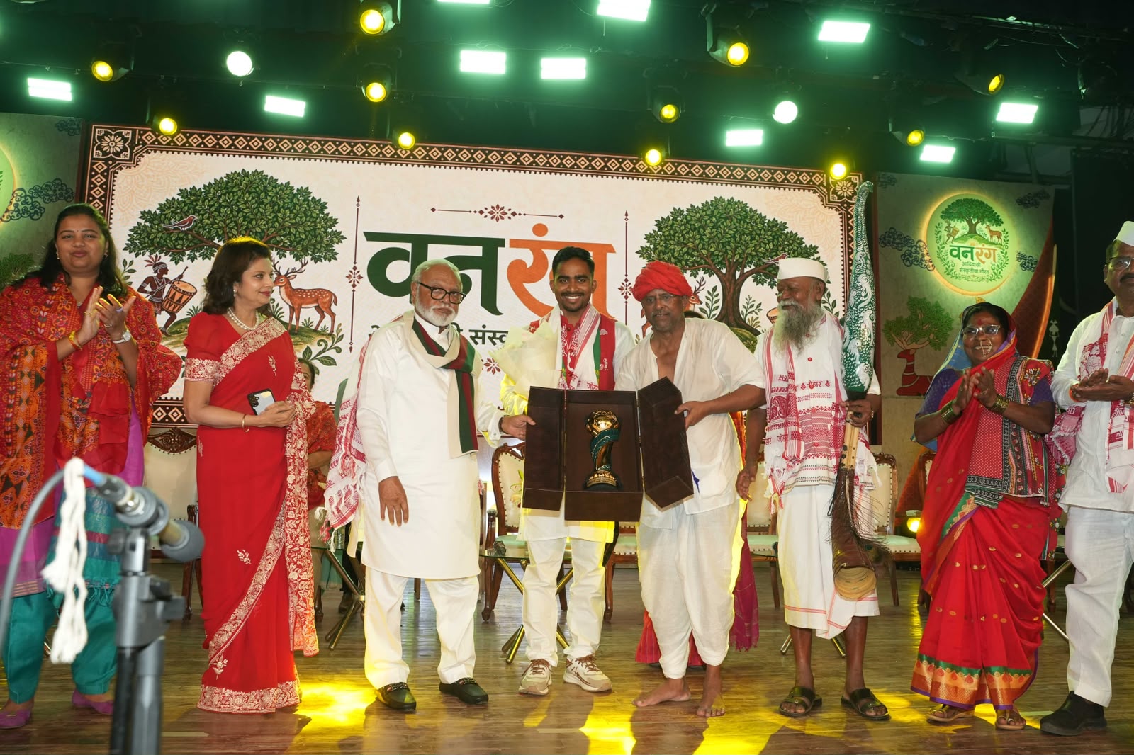 आंतरराष्ट्रीय गिर्यारोहक अनिल वसावे यांना ‘आदिवासी भूषण पुरस्कार’ प्रदान
